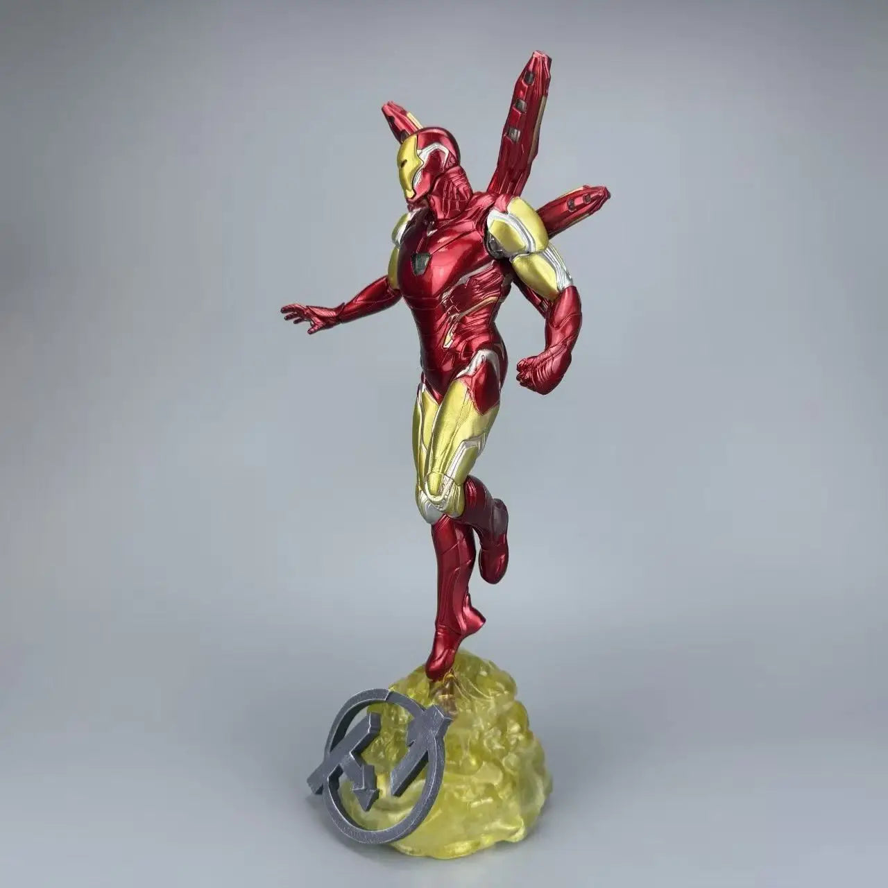 Figurka Iron Mana z podwójną głową LED – nocna panorama Avengers