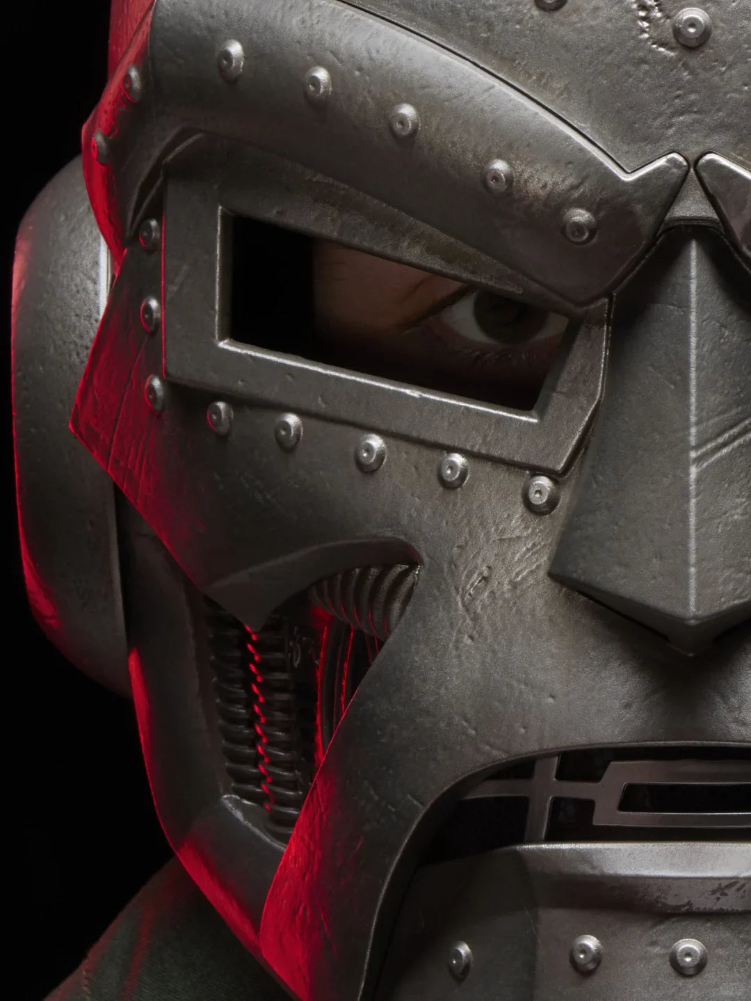 Maska Doctor Doom – srebrny żywiczny hełm z peleryną