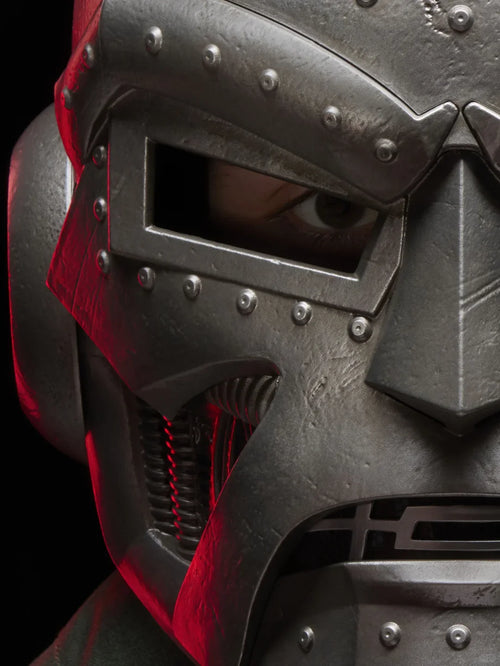 Maska Doctor Doom – srebrny żywiczny hełm z peleryną