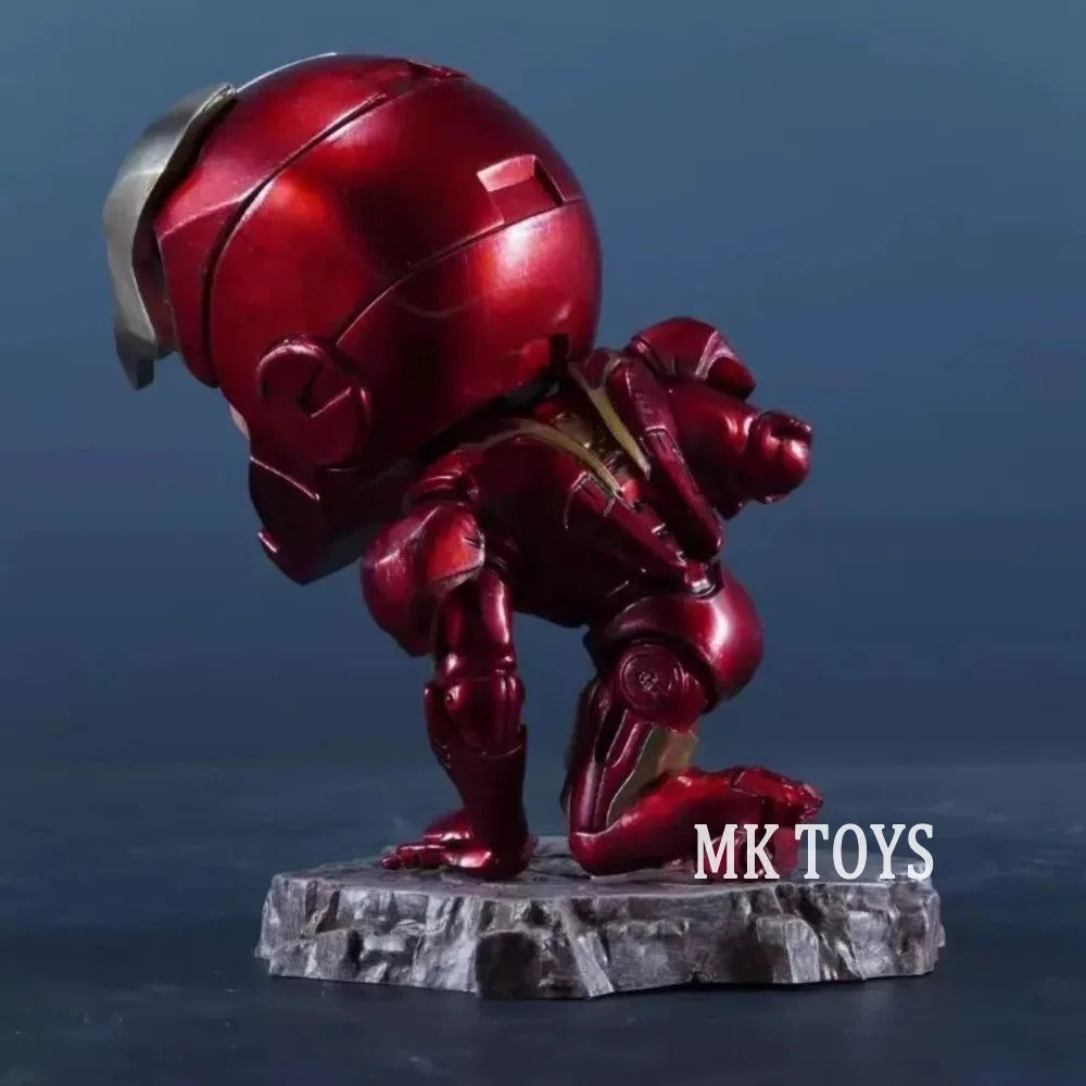 Figurka klęczącego Iron Mana w stylu chibi — MK Toys, 13 cm