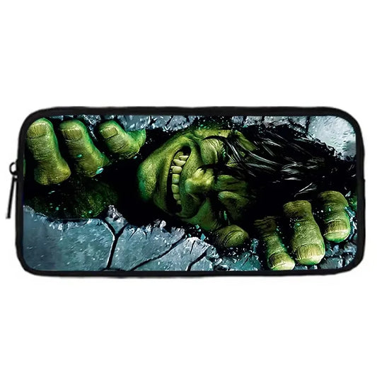 Piórnik Hulk – twarz wyłaniająca się z popękanej kamiennej ściany