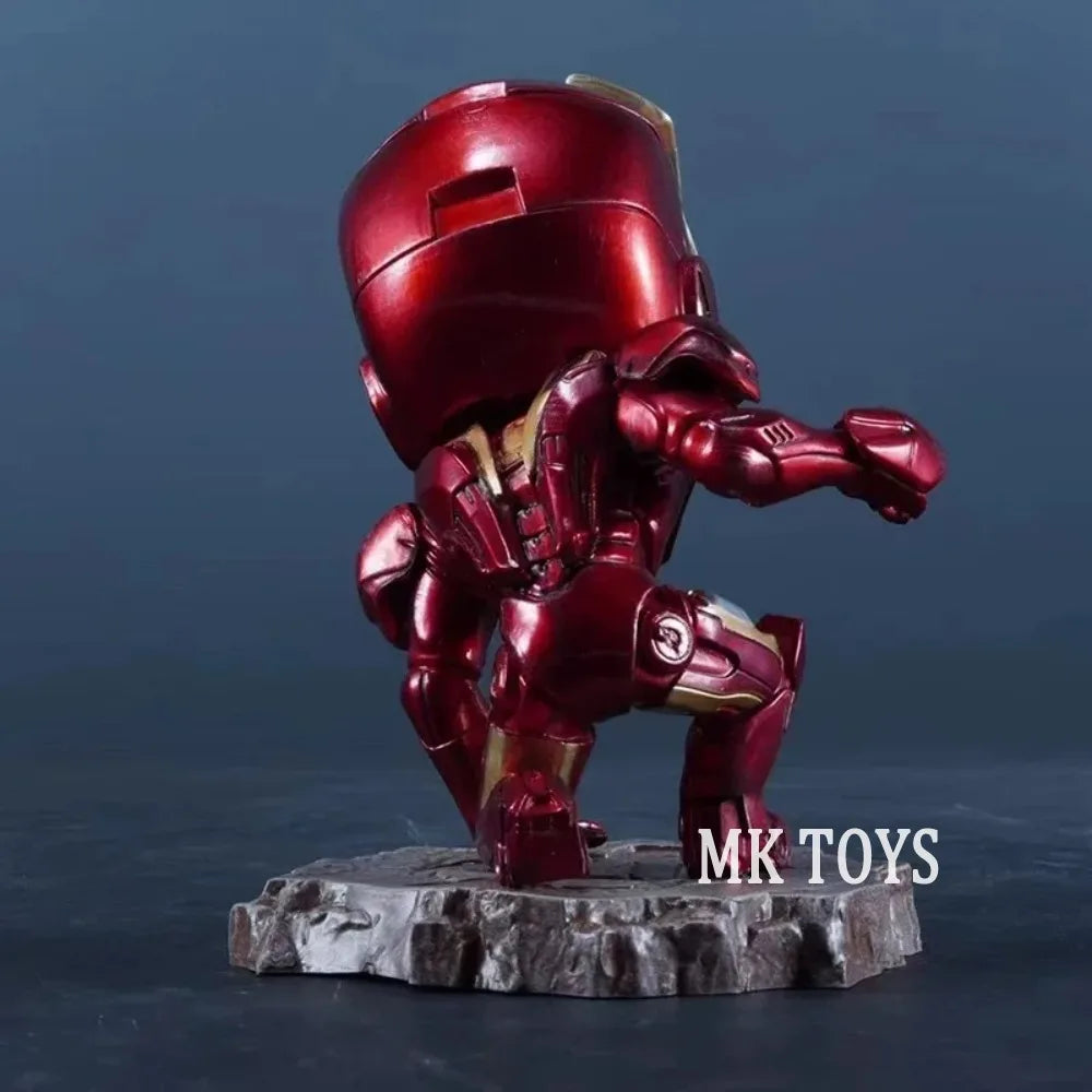 Figurka klęczącego Iron Mana w stylu chibi — MK Toys, 13 cm