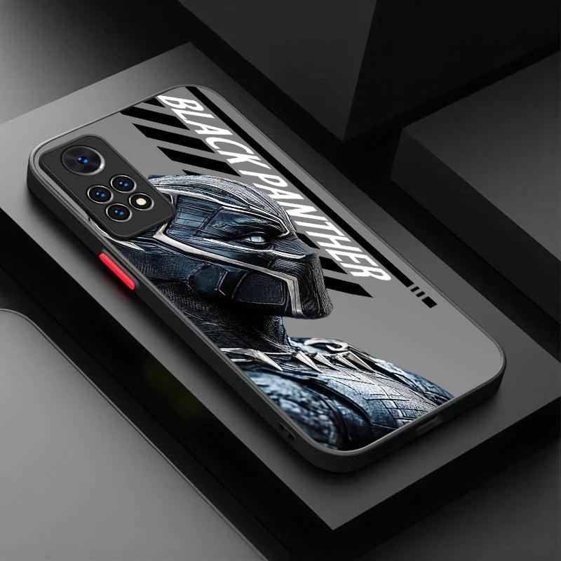 Etui Xiaomi Avengers Czarna Pantera – profil z szarym tekstem