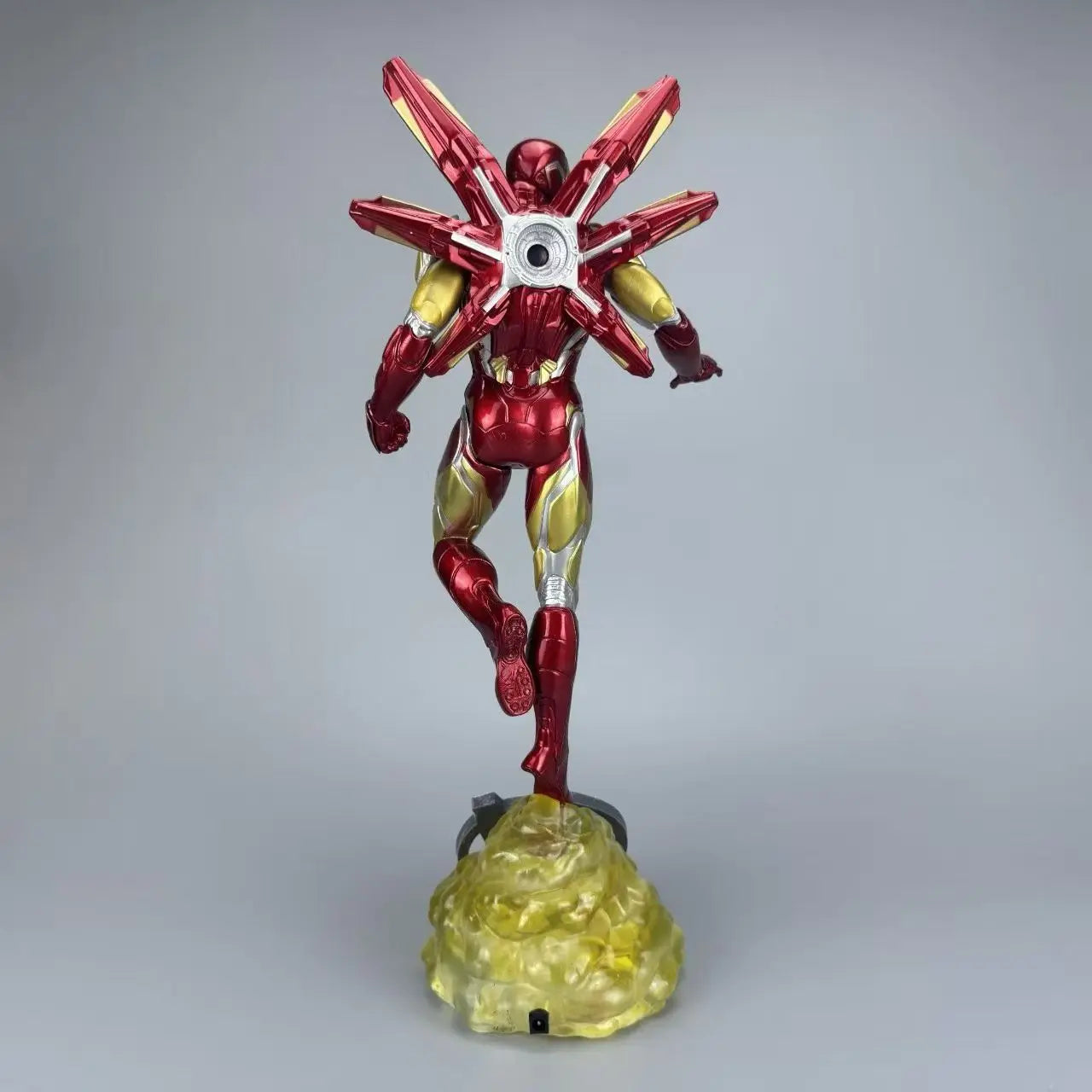 Figurka Iron Mana z podwójną głową LED – nocna panorama Avengers