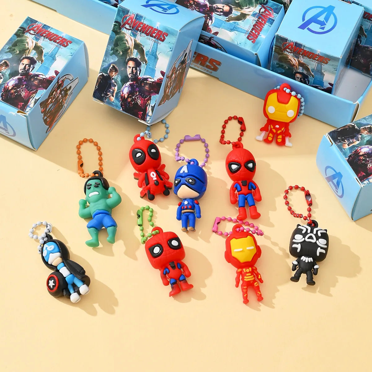 Ślepe pudełko z silikonowym brelokiem Avengers — zestaw 24 sztuk