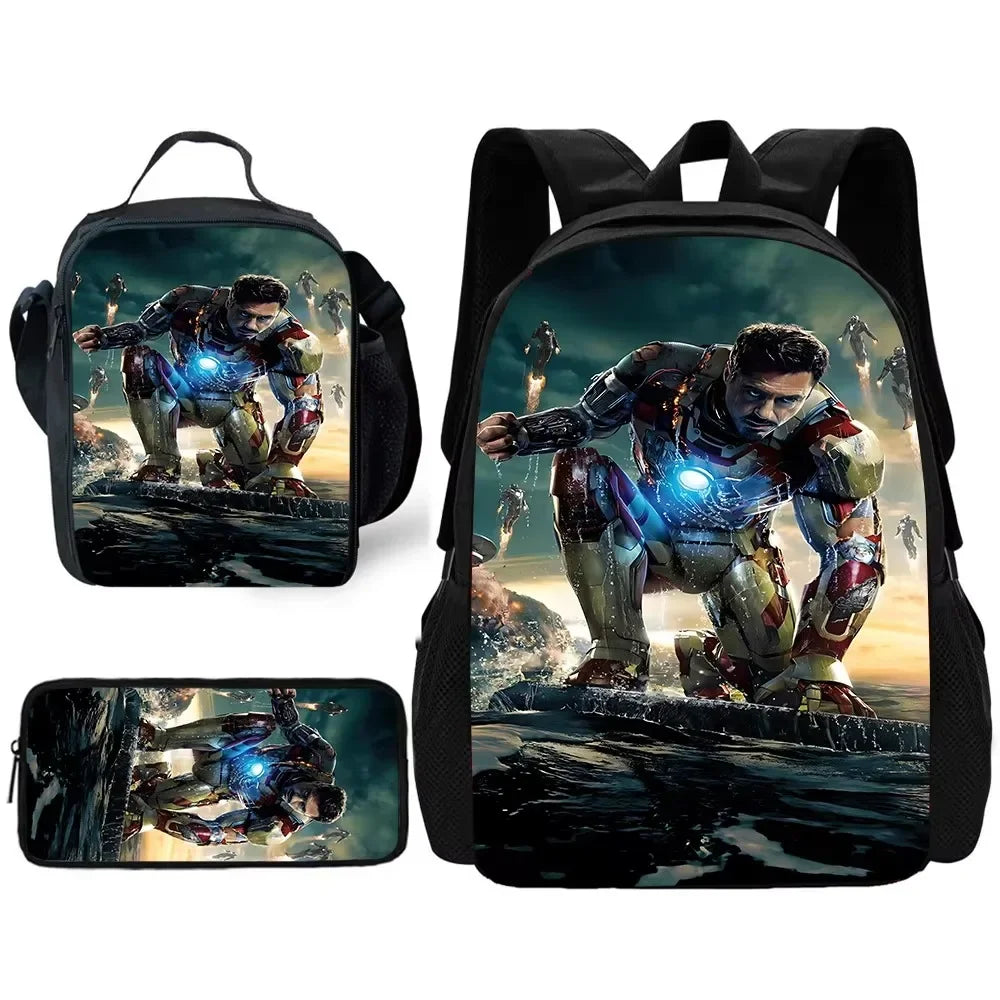 Zestaw z tornistrem Avengers Iron Man – w kucki, odsłonięta twarz