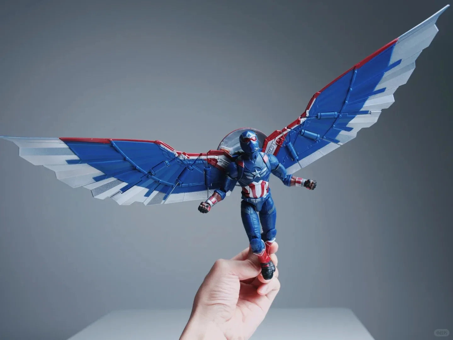 Figurka Marvel Legends Captain America Falcon – rozłożone skrzydła