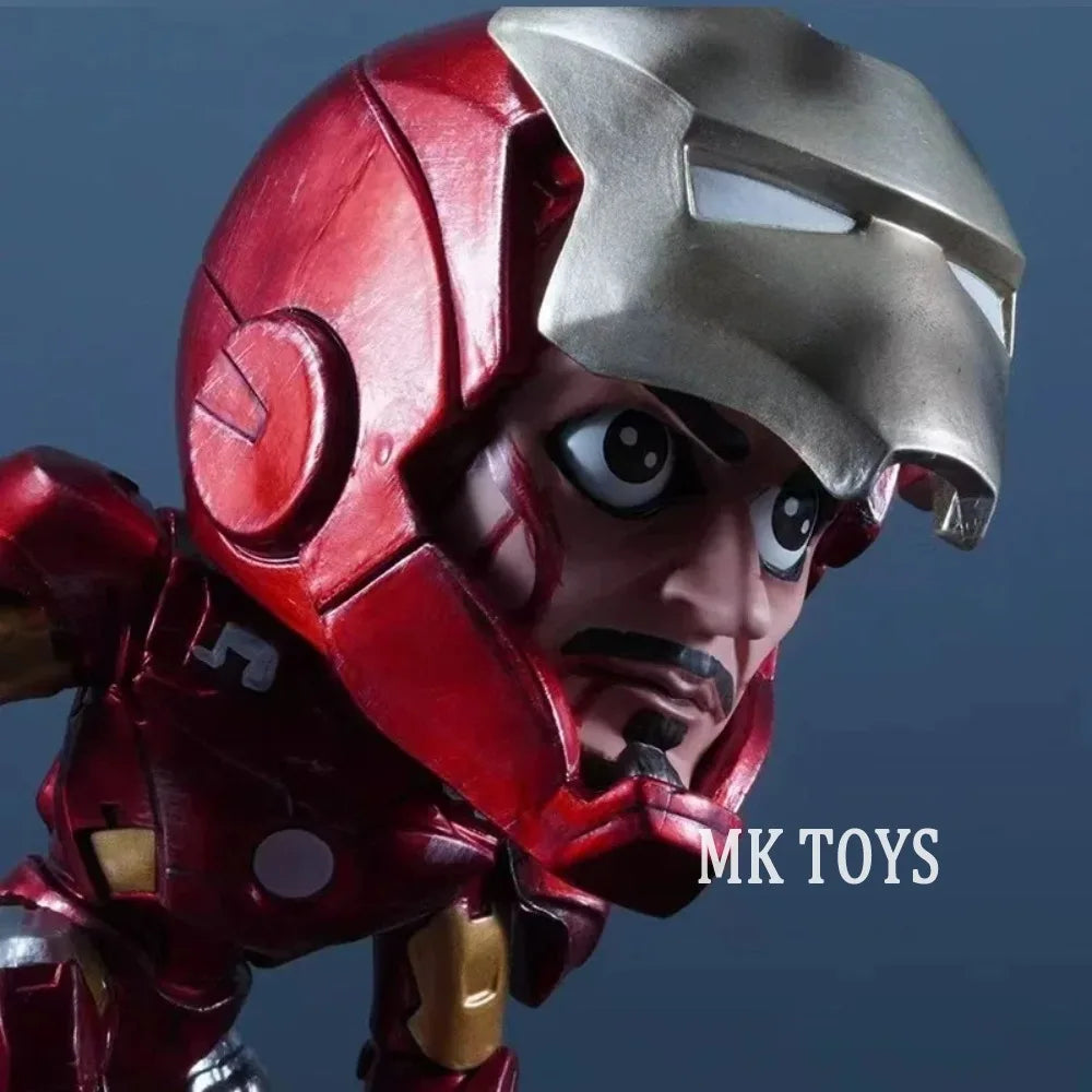Figurka klęczącego Iron Mana w stylu chibi — MK Toys, 13 cm