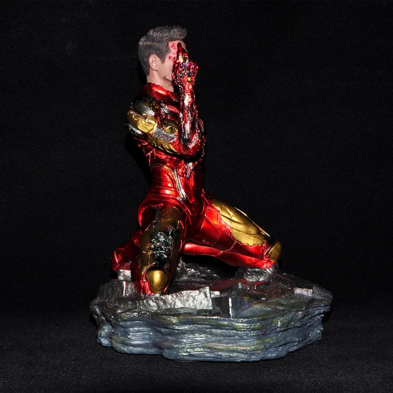 Figurka Iron Man – uszkodzona żywiczna statua MK85 w pozycji klęczącej