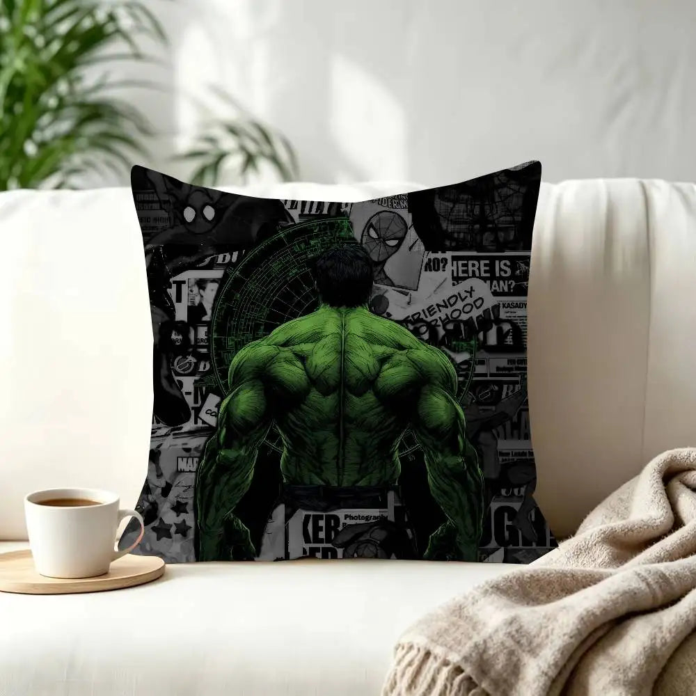 Poszewka na poduszkę Hulk – widok od tyłu, gazetowe tło