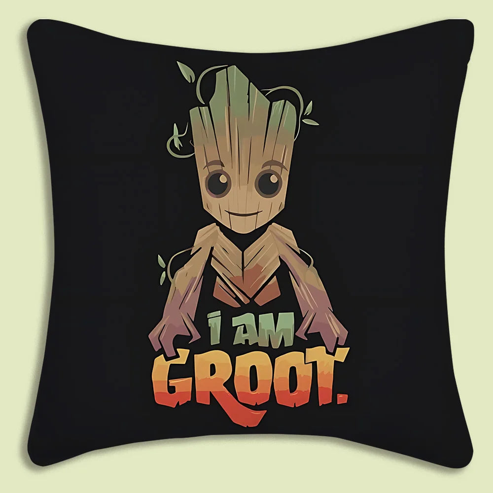 Poszewka na poduszkę Baby Groot – I Am Groot, czarne tło, tekst w gradiencie