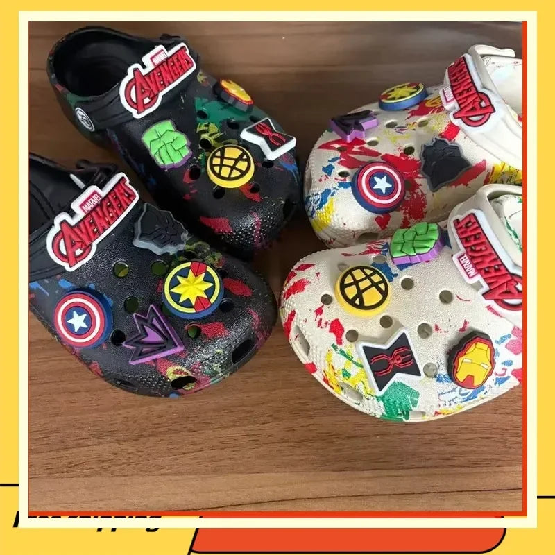 Klapki Avengers – wielu bohaterów, białe tło z rozpryskami