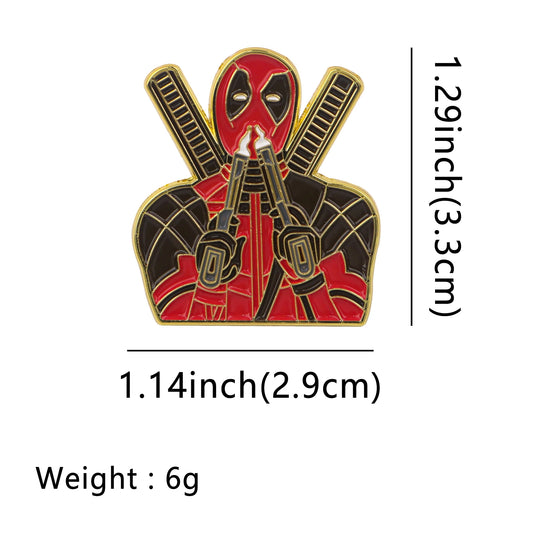 Metalowa przypinka Deadpool z pistoletami – broszka ze złotymi katanami